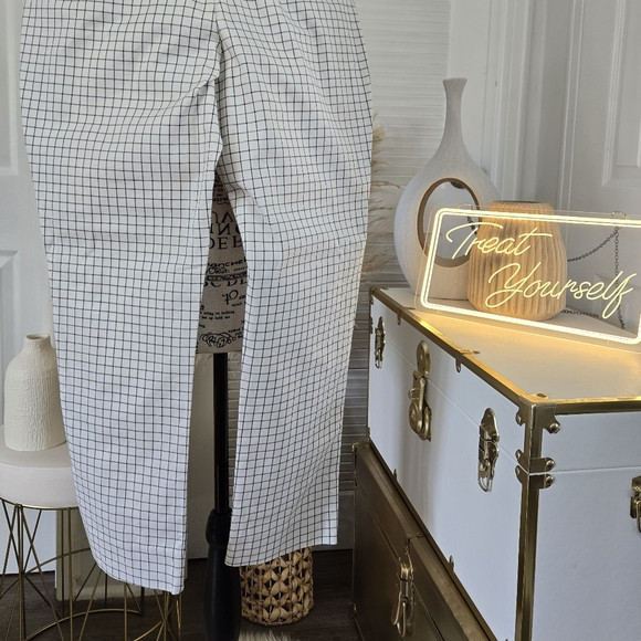 CLASSY BLACK & WHITE GRID PATTERN SLACKS 🖤🤍 - Picture 7 of 11